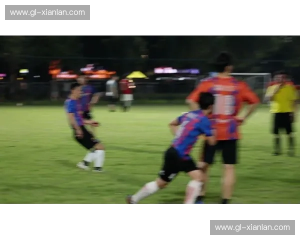 全程解析足球比赛精彩瞬间 细致探讨战术布局与球员表现